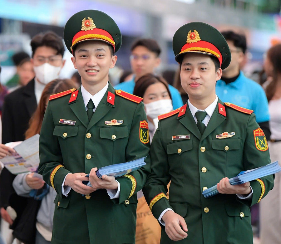 Các trường quân đội tham gia tư vấn tuyển sinh tại Ngày hội tư vấn tuyển sinh, hướng nghiệp năm 2025. Ảnh: Nam Trần truong-quan-doi-khong-xet-tuyen-hoc-ba-thpt-1.jpg