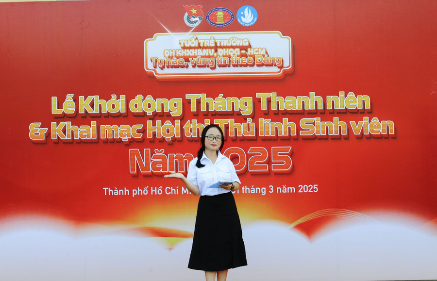 Quỳnh Như dẫn chương trình Hội thi Thủ lĩnh Sinh viên 2025. Ảnh: NVCC suc-tre-tiep-noi-hao-khi-mua-thu-cach-mang-2.jpg