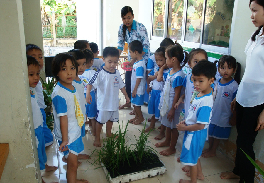 Cô, trò Trường Mầm non Cây Dương, huyện Phụng Hiệp (Hậu Giang). Ảnh: Q. Ngữ