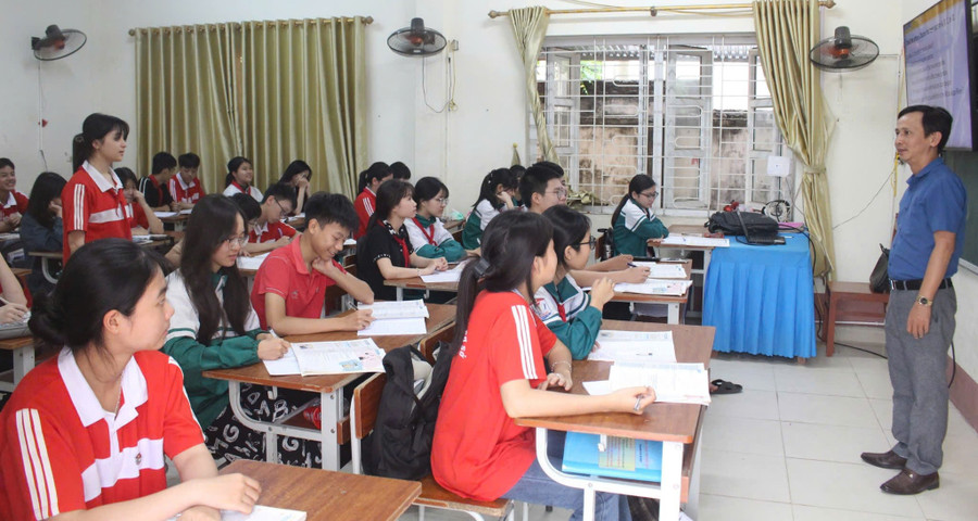 Thầy và trò Trường THCS Hóa Thượng (Đồng Hỷ, Thái Nguyên) trong giờ tiếng Anh. Ảnh: Ngô Chuyên