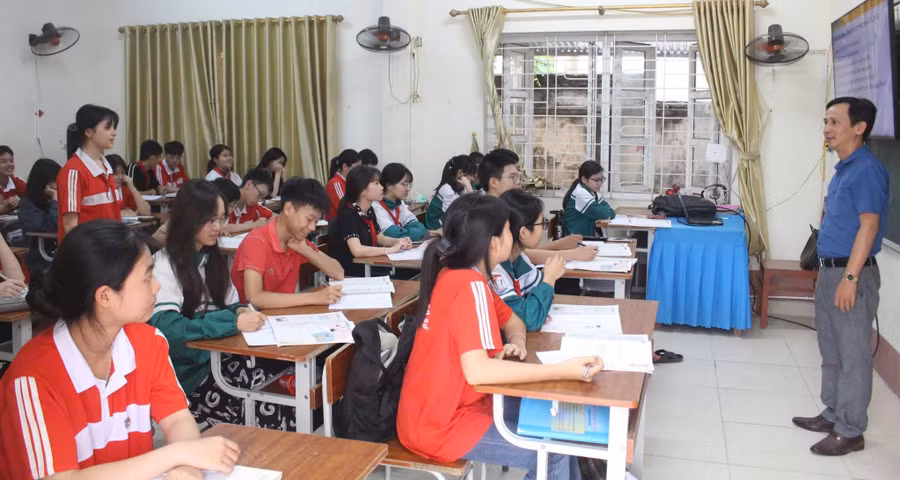 Thầy và trò Trường THCS Hóa Thượng (Đồng Hỷ, Thái Nguyên) trong giờ tiếng Anh. Ảnh: Ngô Chuyên