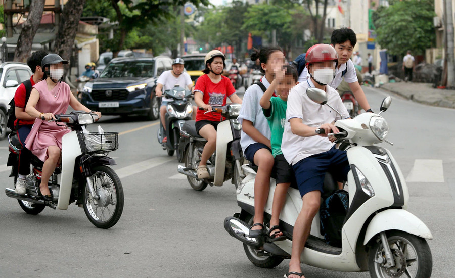 Hình ảnh vi phạm giao thông của phụ huynh khi đưa đón con đến trường. Ảnh: cand.com.vn