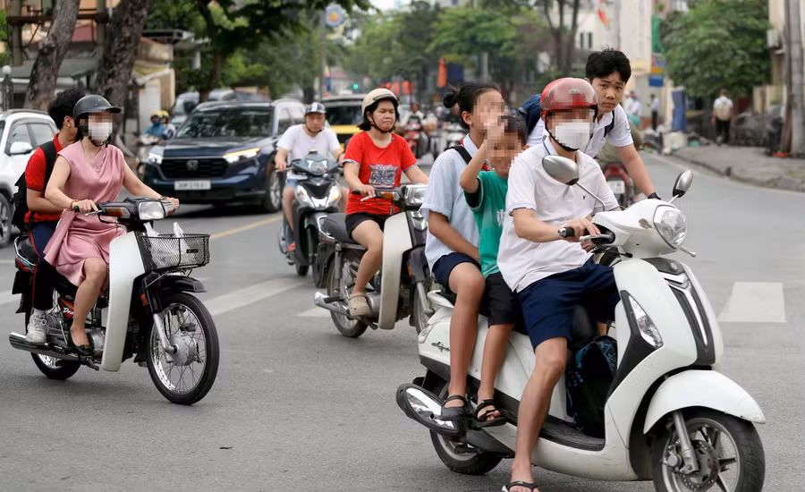 Hình ảnh vi phạm giao thông của phụ huynh khi đưa đón con đến trường. Ảnh: cand.com.vn