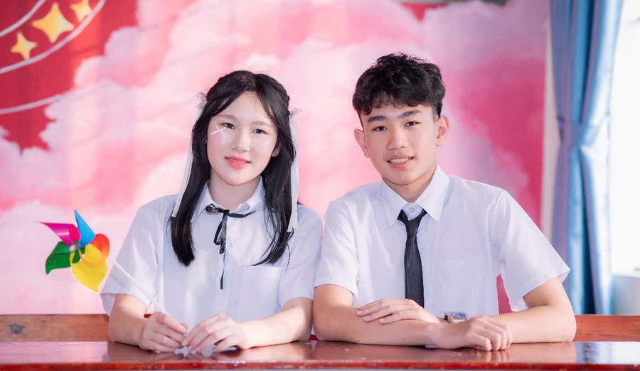 Lê Nguyễn Mỹ Huyền (bên trái - lớp 9A3) thủ khoa chuyên Hóa, Trường THPT chuyên Hà Tĩnh.
