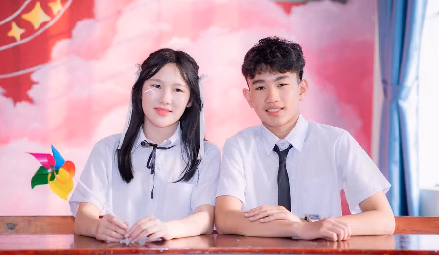 Lê Nguyễn Mỹ Huyền (bên trái - lớp 9A3) thủ khoa chuyên Hóa, Trường THPT chuyên Hà Tĩnh.