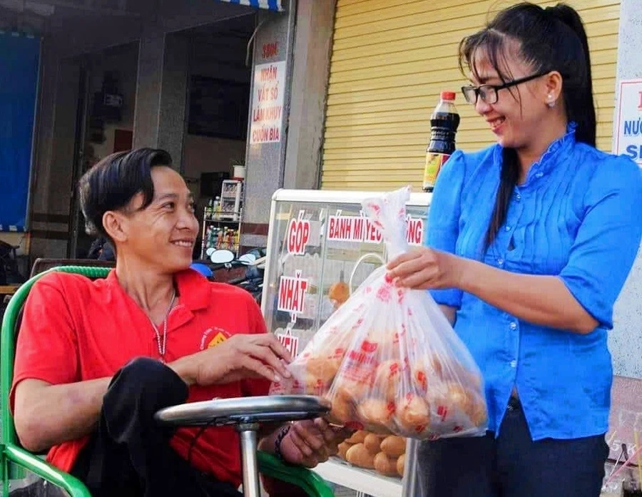 Mô hình “tủ bánh mì yêu thương” của cô Thảo.