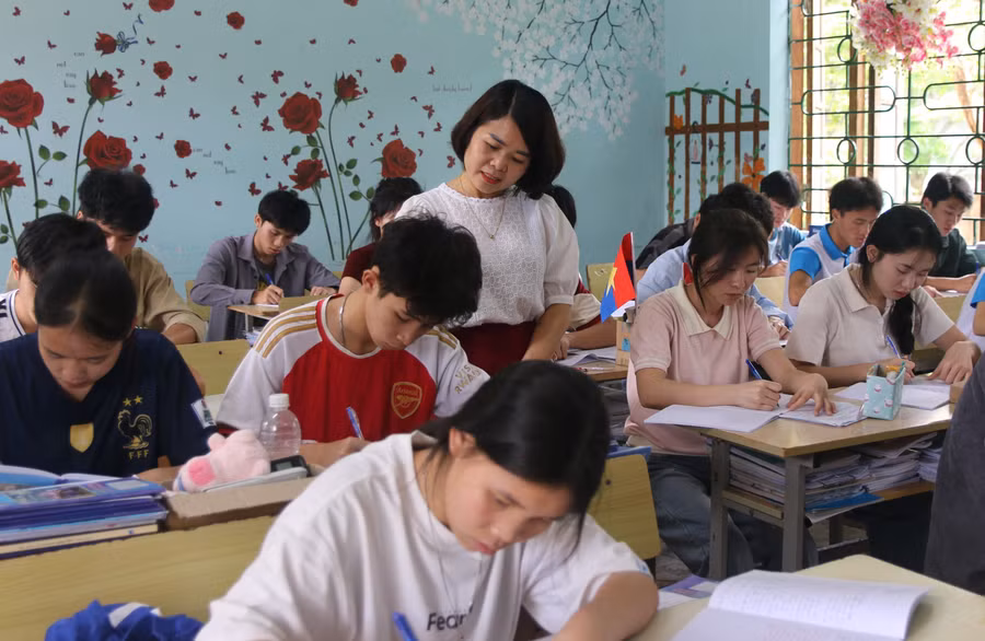 Bà Vũ Thị Thu ôn thi tốt nghiệp cho học sinh lớp 12A2. Ảnh: Hà Thuận