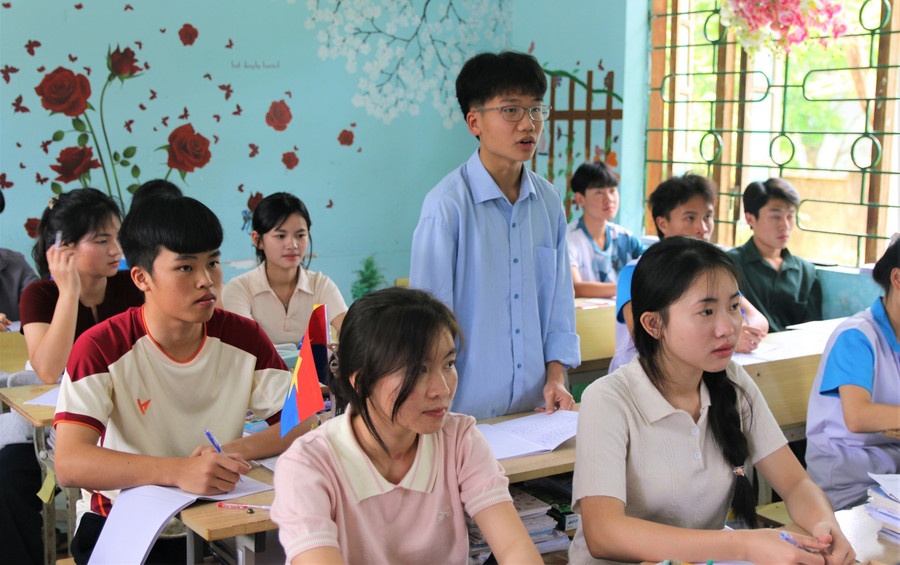 Học sinh Trường Phổ thông dân tộc nội trú THPT huyện Phong Thổ tự tin bày tỏ quan điểm trong giờ học văn. Ảnh: Hà Thuận nu-nha-giao-nhiet-huyet-sang-tao-trong-day-hoc-1.jpg