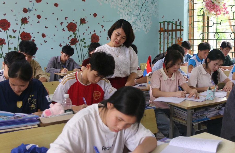 Bà Vũ Thị Thu ôn thi tốt nghiệp cho học sinh lớp 12A2. Ảnh: Hà Thuận