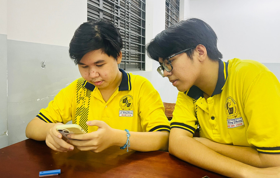 Nguyễn Tấn Đức và Hà Nhật Bảo (bên phải), Trường THPT chuyên Lê Hồng Phong (TPHCM) vừa đoạt giải Nhất tại Cuộc thi nghiên cứu khoa học kỹ thuật dành cho học sinh trung học cấp quốc gia năm học 2024 - 2025. Ảnh: Hồ Phúc