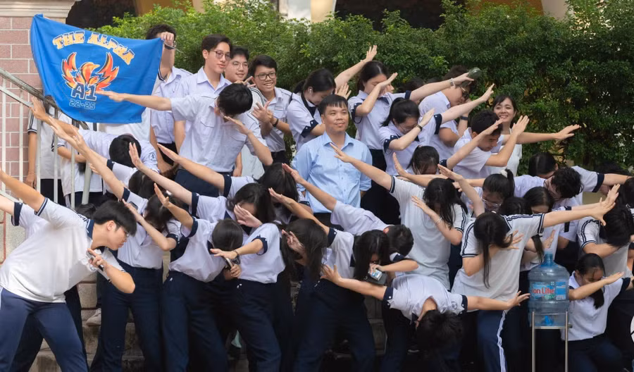 Thầy, trò Trường THPT chuyên Trần Đại Nghĩa (TPHCM) trong hoạt động chào mừng Ngày Nhà giáo Việt Nam 20/11/2024. Ảnh: TĐN