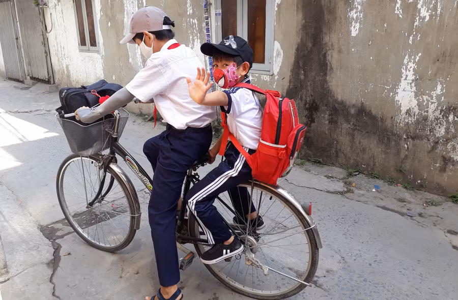 Hai anh em đến trường. Ảnh: NVCC