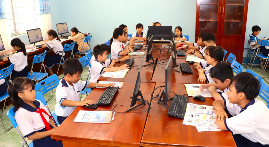 Tiết học Tin học tại Trường Tiểu học Thới Bình B (Thới Bình, Cà Mau). Ảnh: TG