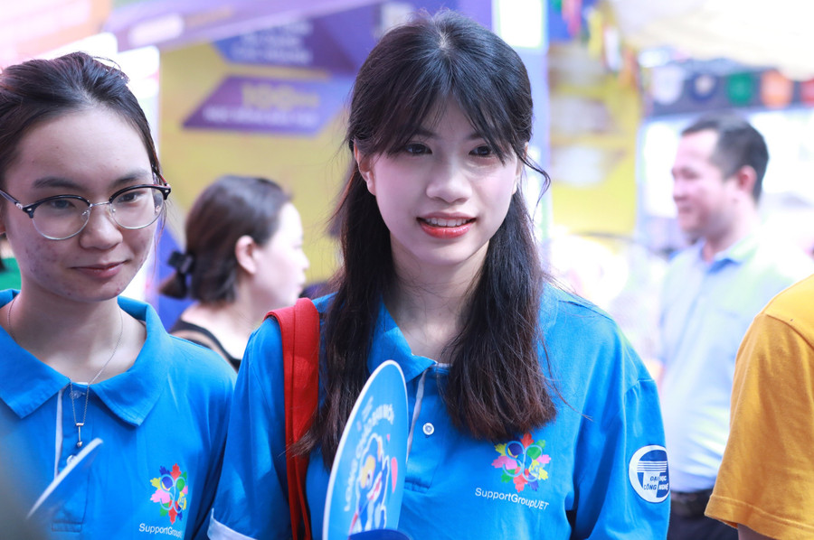 Thí sinh tới tìm hiểu thông tin tuyển sinh năm 2025 của Trường Cao đẳng Cơ điện Hà Nội. Ảnh: Đình Tuệ.