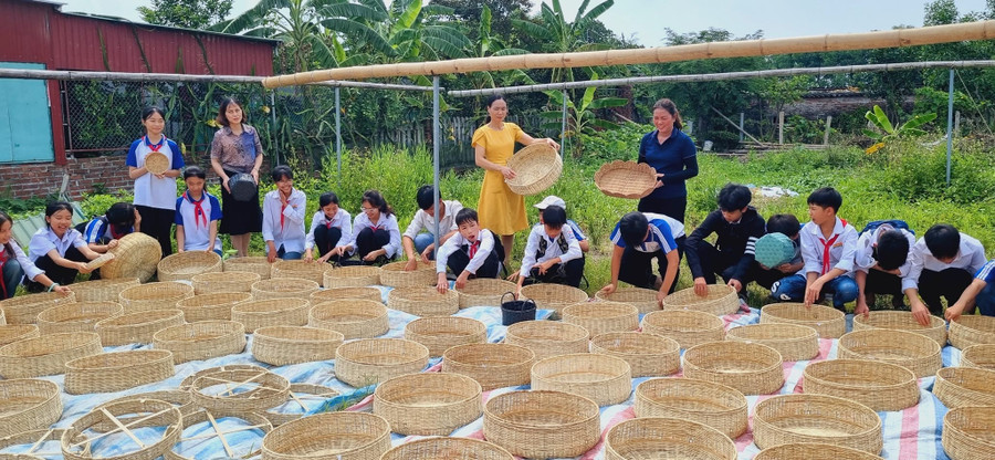 Học sinh Trường THCS Thụy Liên thăm cơ sở làm sản phẩm thủ công mỹ nghệ trên địa bàn. Ảnh: NTCC