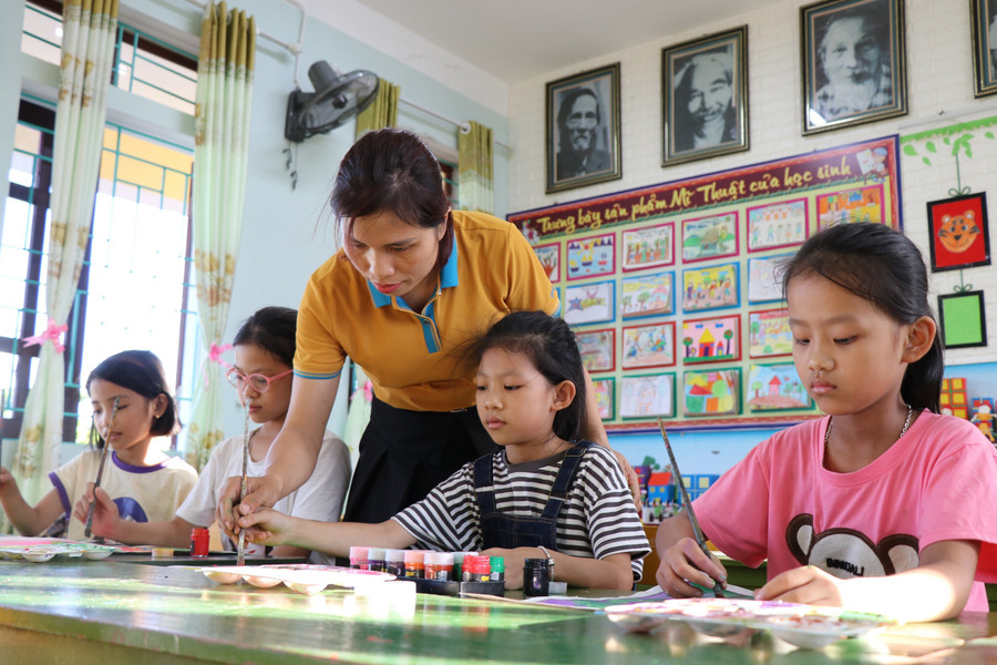 Học sinh Trường Tiểu học Ngọc Sơn tham gia Câu lạc bộ Mỹ thuật tại trường.