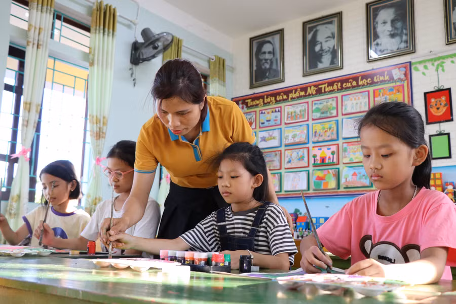 Học sinh Trường Tiểu học Ngọc Sơn tham gia Câu lạc bộ Mỹ thuật tại trường.