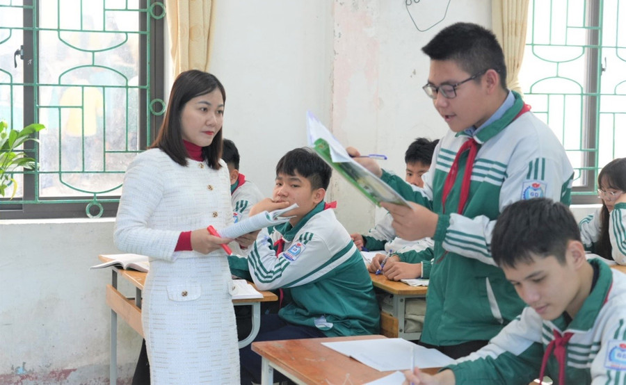Giờ học môn Ngữ văn của cô trò Trường THCS Nghi Kim (TP Vinh). Ảnh: Hồ Lài