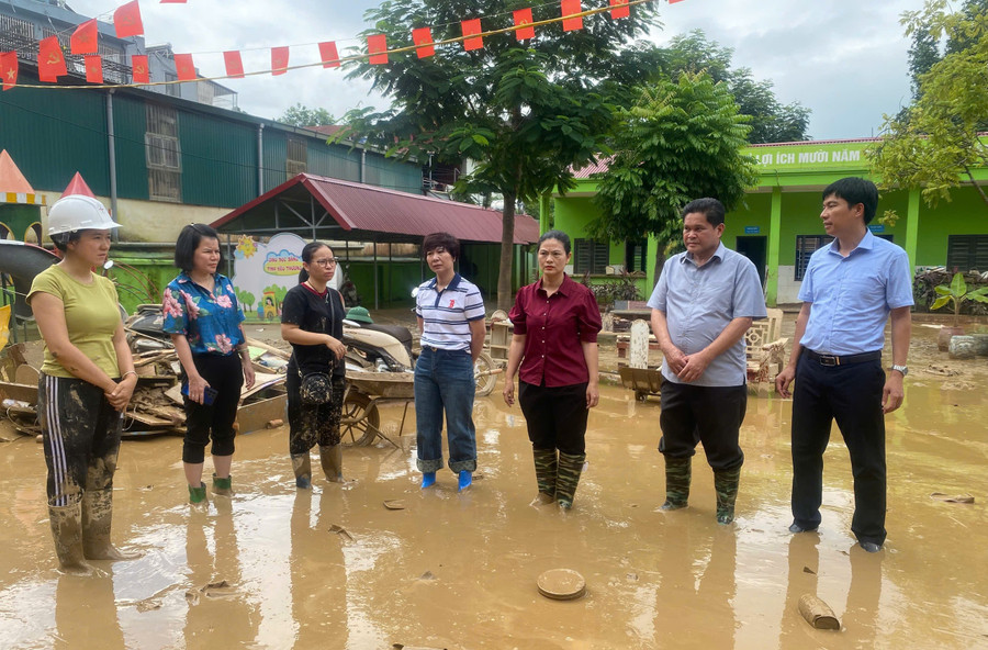 Bà Vương Ngọc Hà (thứ 3 từ phải sang) - Phó Chủ tịch UBND tỉnh Tuyên Quang thăm và động viên Trường Mầm non Hoa Mai (phường Hà Giang 2).