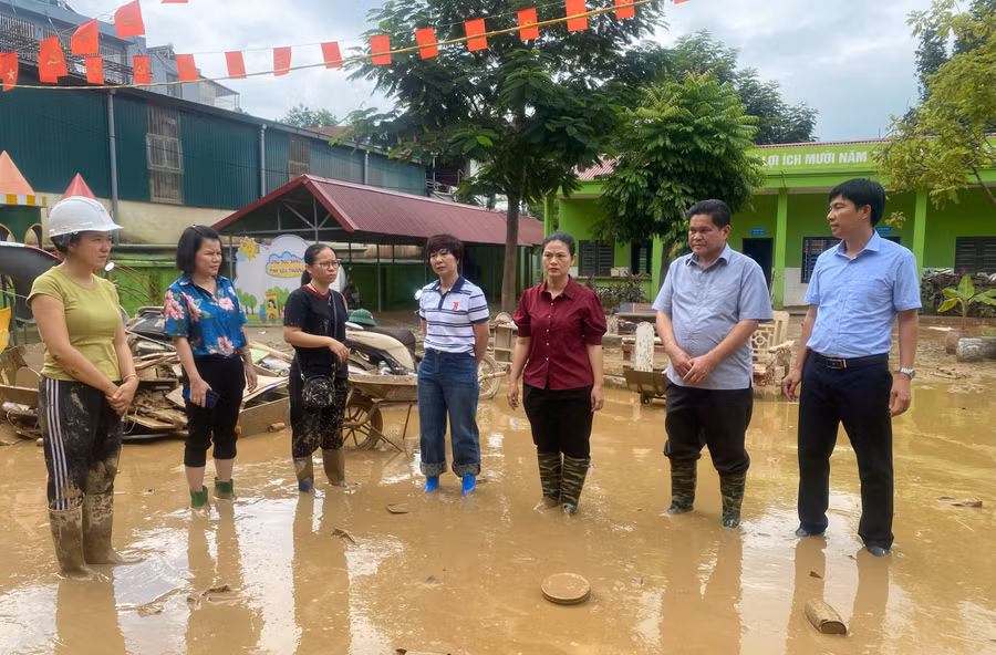 Bà Vương Ngọc Hà (thứ 3 từ phải sang) - Phó Chủ tịch UBND tỉnh Tuyên Quang thăm và động viên Trường Mầm non Hoa Mai (phường Hà Giang 2).