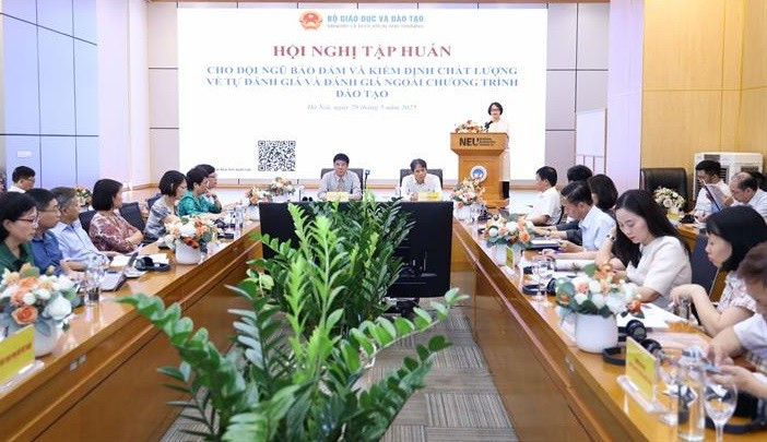 Hội nghị tập huấn cho đội ngũ bảo đảm và kiểm định chất lượng về tự đánh giá và đánh giá ngoài chương trình đào tạo. Ảnh: MOET minh-bach-he-thong-bao-dam-chat-luong-giao-duc-dai-hoc-2.jpg