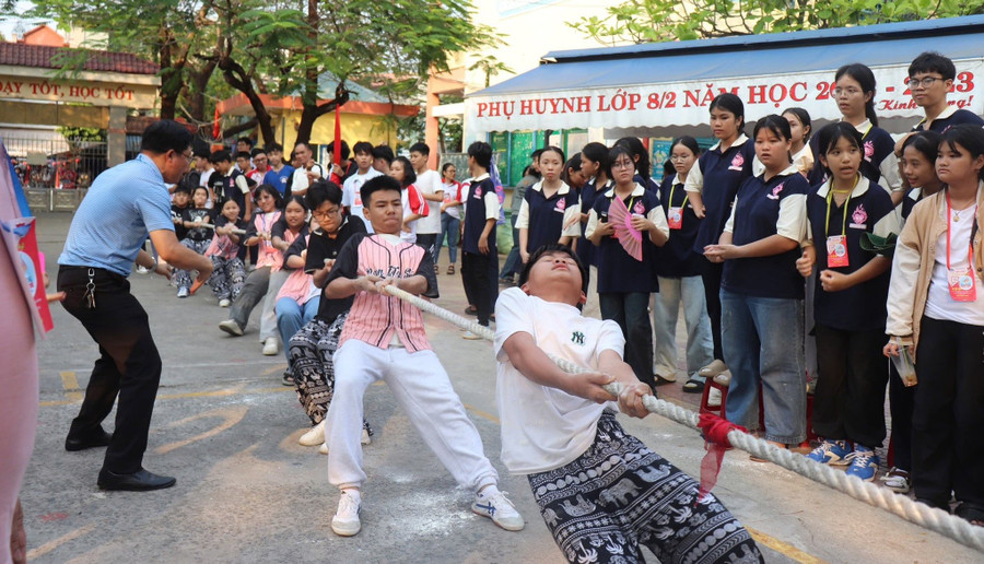 Học sinh Trường THCS Lê Độ (Sơn Trà, Đà Nẵng) tham gia hoạt động thể thao trong chương trình Hội trại truyền thống 26/3. Ảnh: NTCC