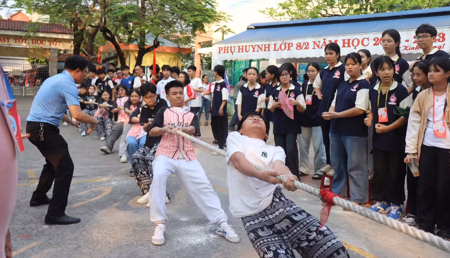 Học sinh Trường THCS Lê Độ (Sơn Trà, Đà Nẵng) tham gia hoạt động thể thao trong chương trình Hội trại truyền thống 26/3. Ảnh: NTCC