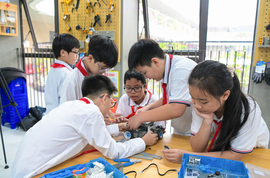 Học sinh Hà Nội thực hành tại phòng STEM.