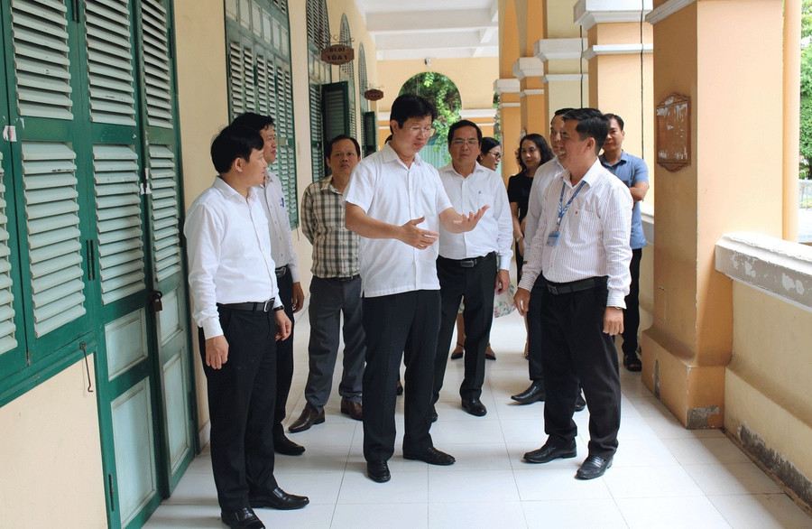 Lãnh đạo tỉnh và Sở GD&ĐT tỉnh Đồng Tháp kiểm tra thực tế các cơ sở giáo dục. Ảnh: Quốc Nguyên