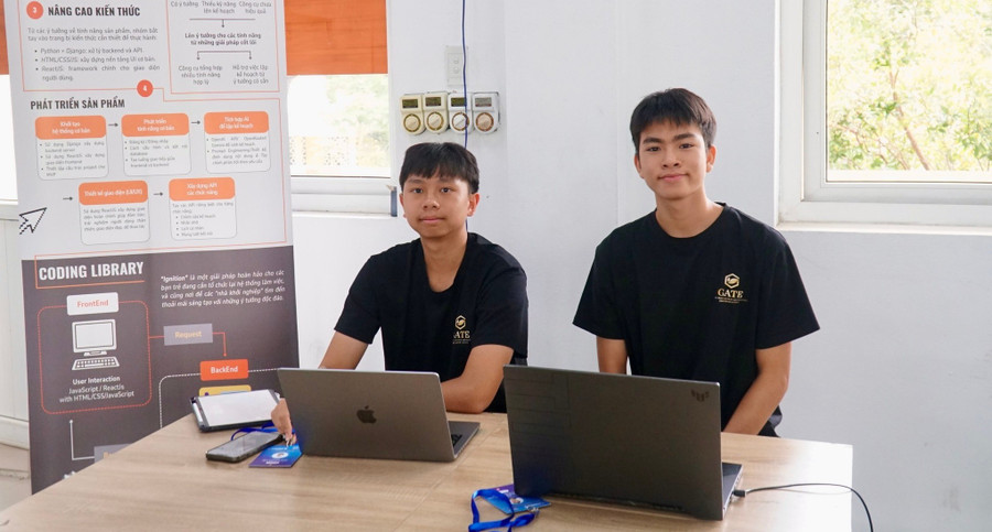 Nguyễn Đức Minh và Nguyễn Hoàng Nhật Anh, học sinh Trường Phổ thông liên cấp Vinschool the Harmony, Hà Nội. Ảnh: NTCC nha-sang-che-nhi-voi-chuyen-doi-so-1.jpg