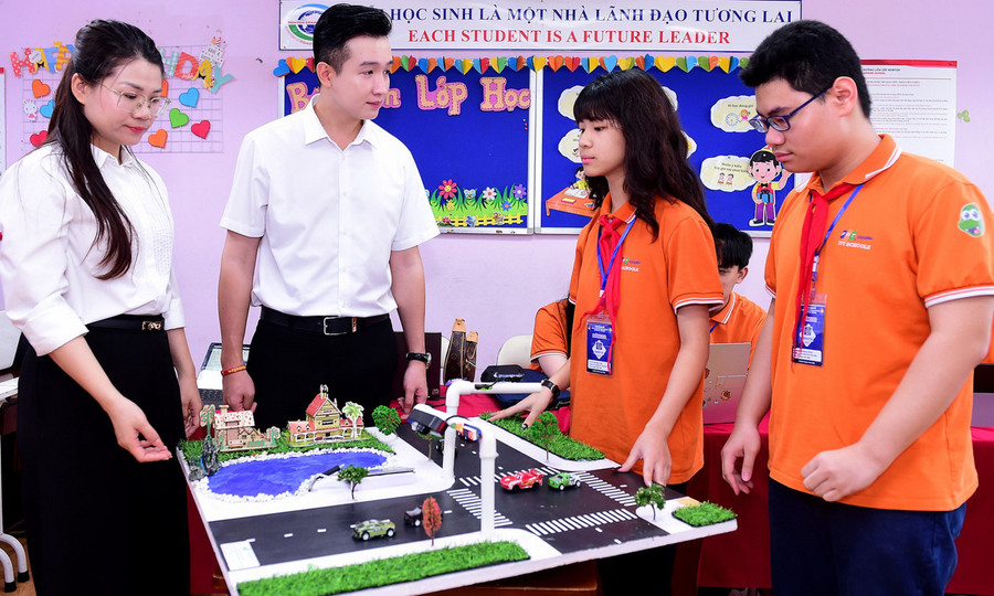 Học sinh Trường Tiểu học & THCS FPT Cầu Giấy giới thiệu về sản phẩm “Giao thông xanh với AI”. Ảnh: NTCC