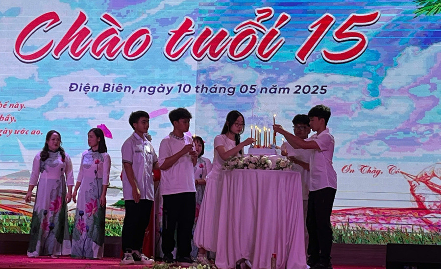 Học sinh Trường THCS Him Lam thắp nến “Chào tuổi 15” trong lễ tri ân thầy cô. Ảnh: Cao Đại