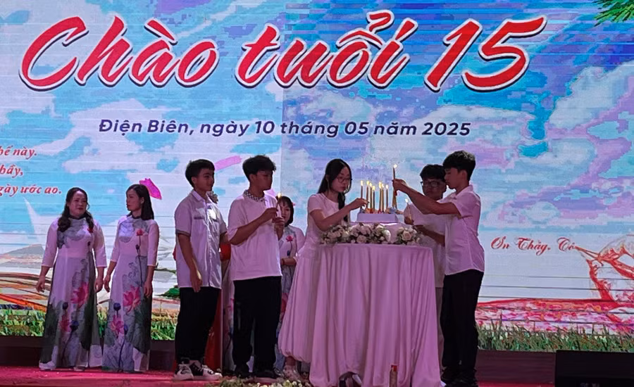 Học sinh Trường THCS Him Lam thắp nến “Chào tuổi 15” trong lễ tri ân thầy cô. Ảnh: Cao Đại