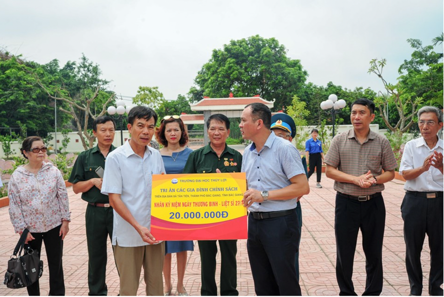 Trường ĐH Thủy lợi tổ chức thăm và tặng quà gia đình có công ở tỉnh Bắc Giang. Ảnh: NTCC