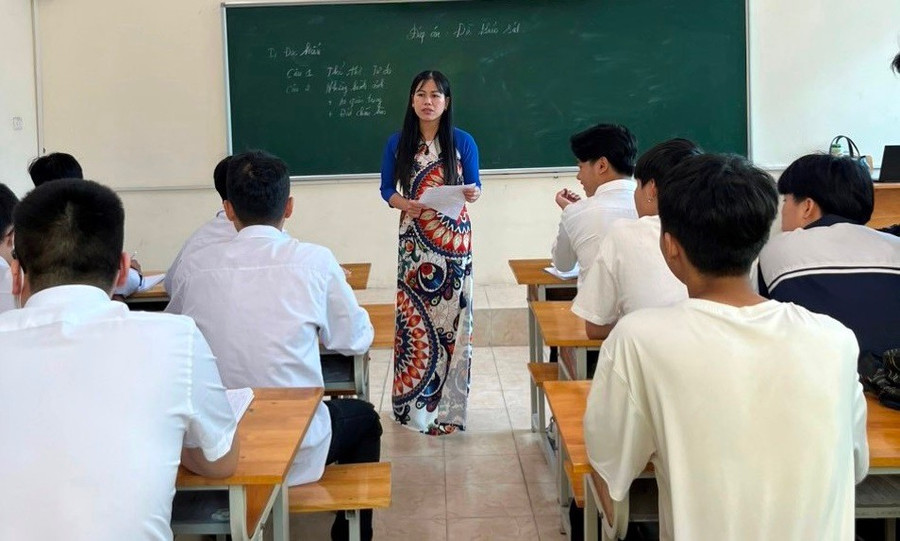 Tiết học của cô trò Trung tâm GDTX Bắc Ninh. Ảnh: Huế Vũ