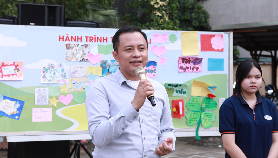 ThS Lê Trung Kiên trong một hoạt động tư vấn tâm lý - hướng nghiệp cho học sinh Trường THPT Chất lượng cao Lê Lợi, Hà Đông (Hà Nội). Ảnh: Đình Tuệ