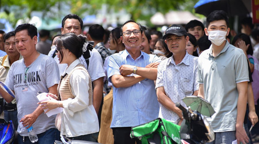 Phụ huynh đưa con dự thi đánh giá năng lực đợt 2 năm 2025 do Đại học Quốc gia TPHCM tổ chức ngày 1/6. Ảnh: HCMUS vuot-vu-mon-voi-suc-khoe-tot-tam-ly-vung-vang-1932.jpg