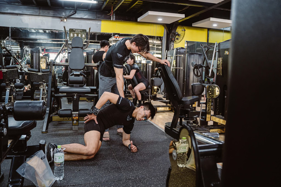 HLV Trương Thế Phi Long đang theo dõi học viên tập luyện. Ảnh: NVCC con-sot-phong-gym-1.jpg