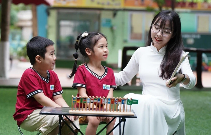 Cô và trò Trường Mầm non Trăng đỏ, Khu đô thị Trung Yên, Cầu Giấy (Hà Nội). Ảnh: Xuân Phú