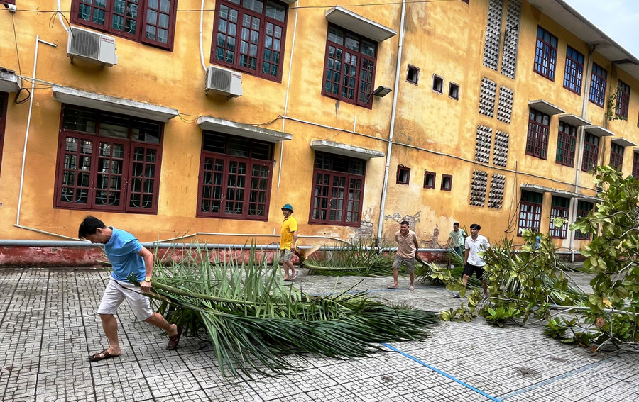 Giáo viên Trường THPT Lang Chánh (Thanh Hóa) khắc phục hậu quả sau bão số 10. quyet-tam-som-on-sinh-day-hoc-8.jpg