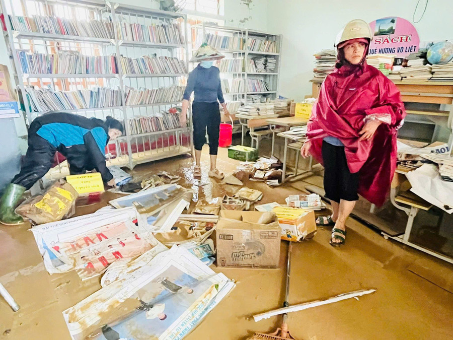 Giáo viên Trường Tiểu học Võ Liệt (Kim Bảng, Nghệ An) cùng phụ huynh, người dân vệ sinh trường lớp. quyet-tam-som-on-sinh-day-hoc-4.jpg