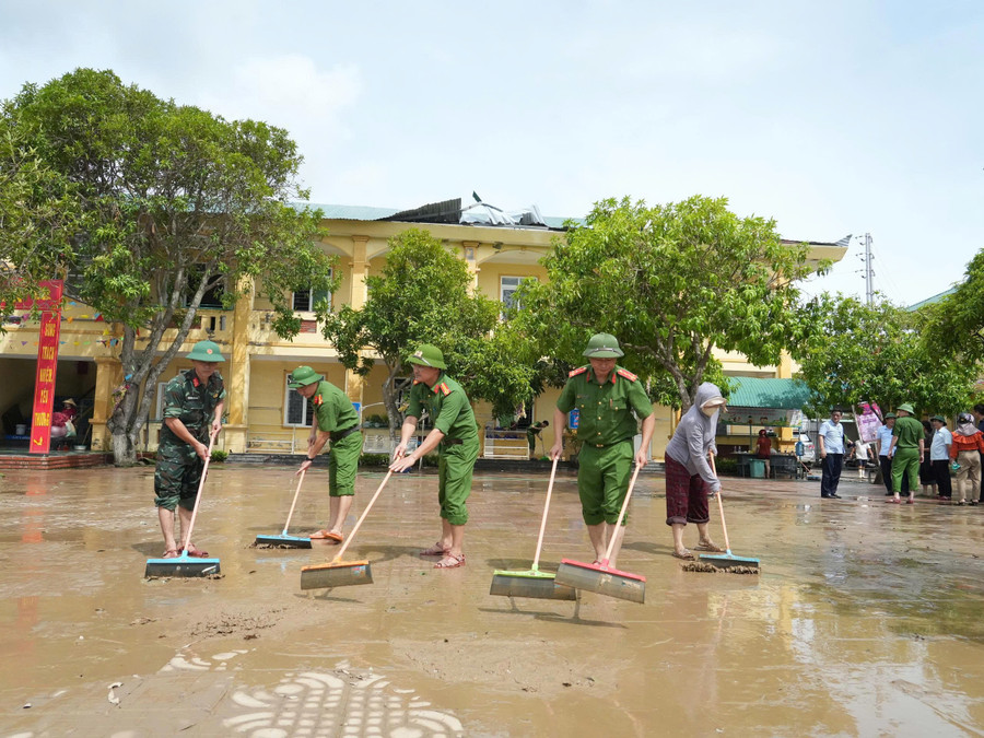 Các lực lượng hỗ trợ Trường Tiểu học Thu Thủy (Cửa Lò, Nghệ An) khắc phục thiệt hại. quyet-tam-som-on-sinh-day-hoc-2.jpg
