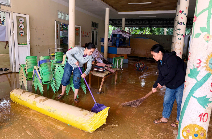 Giáo viên Trường Mầm non Thiết Ống, tỉnh Thanh Hóa dọn dẹp vệ sinh sau bão. quyet-tam-som-on-sinh-day-hoc-1.jpg