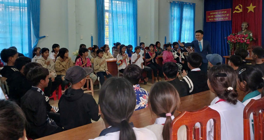 ThS Hoàng Bào Trường tham gia tập huấn cho hoạt động thuộc Dự án 8 tại Trường Phổ thông Dân tộc bán trú THCS Phan Đăng Lưu (Gia Lai). Ảnh: NVCC