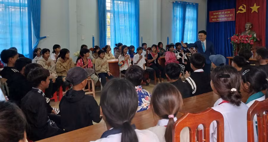 ThS Hoàng Bào Trường tham gia tập huấn cho hoạt động thuộc Dự án 8 tại Trường Phổ thông Dân tộc bán trú THCS Phan Đăng Lưu (Gia Lai). Ảnh: NVCC