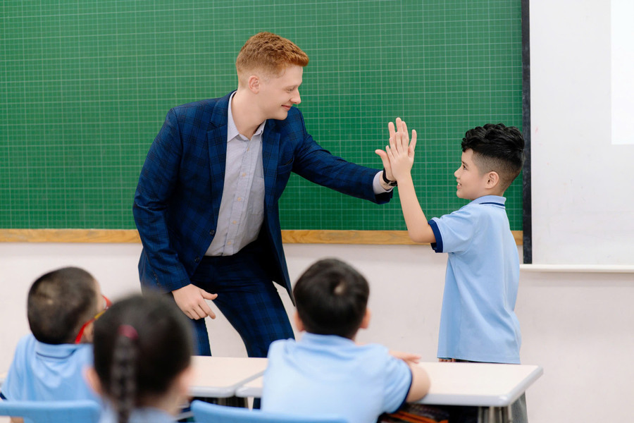 Giáo viên nước ngoài trong giờ Tiếng Anh tại Ban Mai School (Hà Nội). can-giai-phap-can-cot-ve-doi-ngu-3.jpg