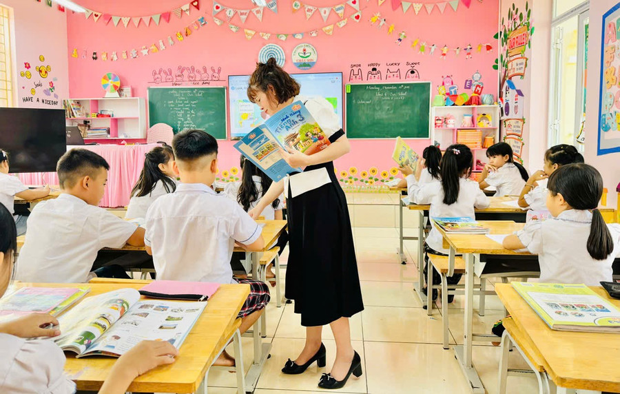 Cô Lê Thị Thanh Huyền, giáo viên Trường Tiểu học Châu Sơn (Cổ Đô, Hà Nội) trong giờ Tiếng Anh. can-giai-phap-can-cot-ve-doi-ngu-2.jpg