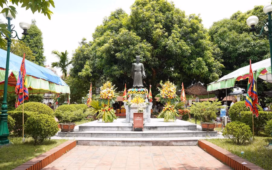 Tượng và đền thờ Tô Hiến Thành ở Đan Phượng, Hà Nội. Ảnh: ITN.