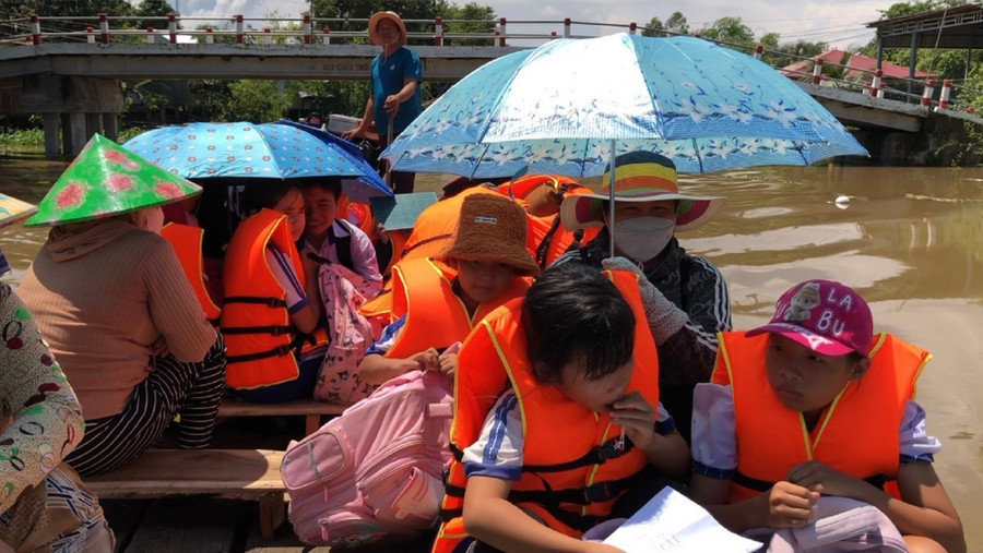 Học sinh ở vùng lũ ấp Phú Hiệp (Phú Hữu, An Giang) được đưa trở về nhà sau buổi học. Ảnh: T Hằng - N. Thanh