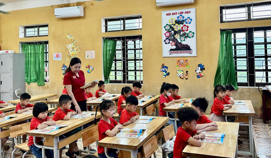 Cô trò Trường Tiểu học Thị trấn Hạ Hòa, Hạ Hòa, Phú Thọ. Ảnh: NTCC tao-the-va-luc-moi-cho-giao-duc-2-8091.jpg